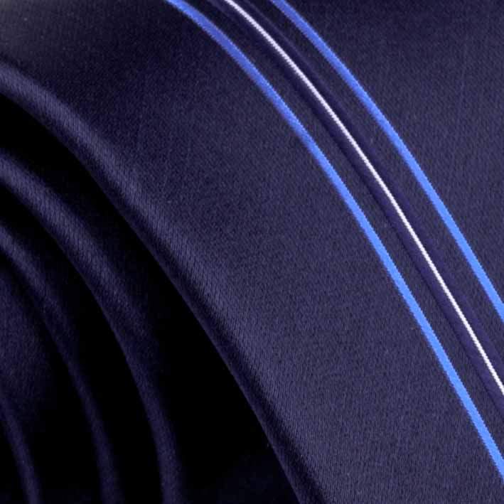 Modrá kravata s pruhem detail